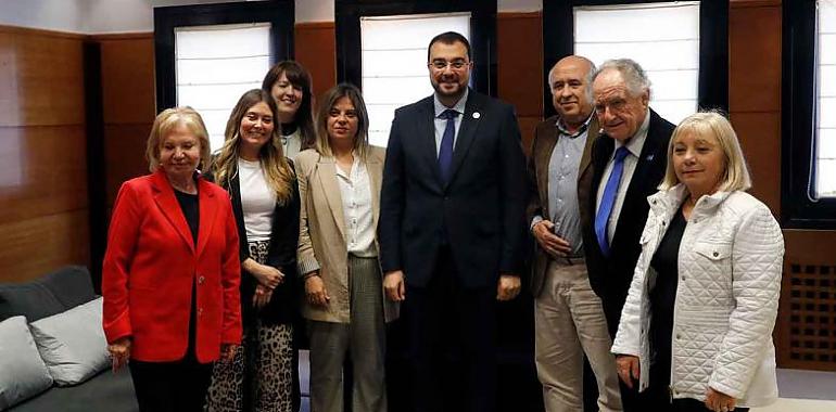Adrián Barbón se reúne con los presidentes de cuatro centros asturianos de Argentina para abordar iniciativas y proyectos