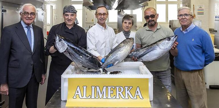 Alimerka adquiere el primer bonito del norte y lo dona a comedores sociales en Asturias y Castilla y León