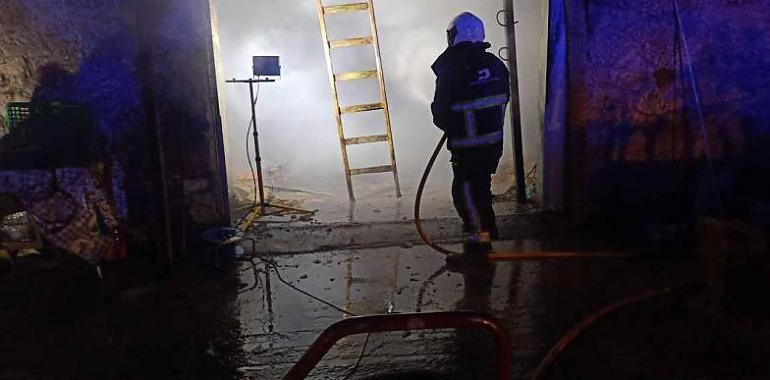 Extinguido un incendio en Sobrescobio con dos personas intoxicadas por humo