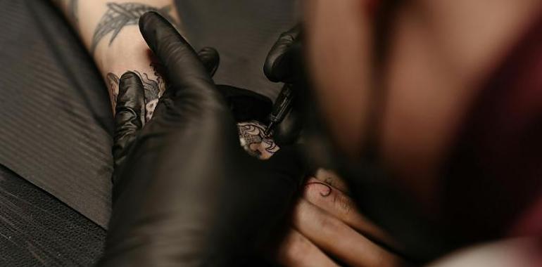 La Policía Nacional detiene a un tatuador en Oviedo por múltiples agresiones sexuales