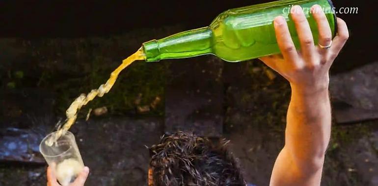 Asturias celebra el Día Mundial de la Sidra con un escanciado simultáneo y un manifiesto en Oviedo