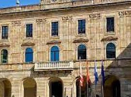  La fachada del Ayuntamiento de Gijón se ilumina de azul en homenaje a los refugiados