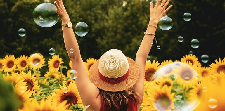 Los españoles encuentran en el sol y el tiempo con amigos las claves para una vida Más feliz: Celebrando hoy el Yellow Day 