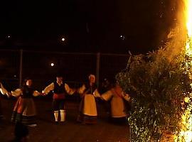 Avilés celebra la llegada del verano con las tradicionales danzas primas en la noche de San Xuan
