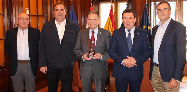 Oviedo recibe su undécima Escoba de Platino por excelencia en gestión de residuos y limpieza