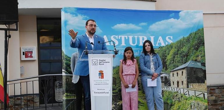 Adrián Barbón destaca a Santalla como ejemplo de turismo rural de calidad en España