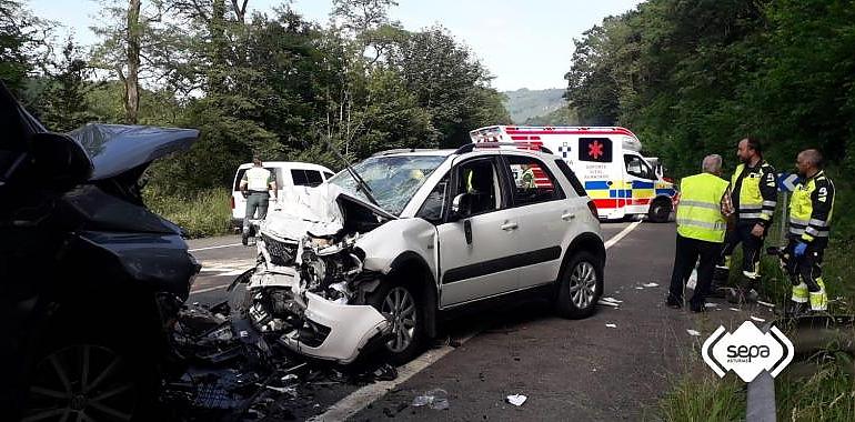 Colisión frontal en Piloña deja tres heridos, dos de ellos en estado reservado