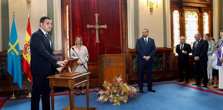El Consejero de Hacienda, Guillermo Peláez, inicia su permiso de paternidad tras el nacimiento de su segundo hijo