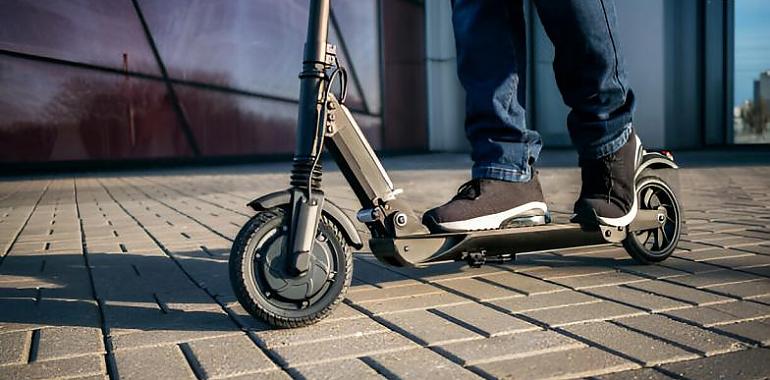 Borracho en patinete choca y deja a una joven herida en Gijón