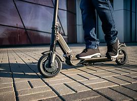 Borracho en patinete choca y deja a una joven herida en Gijón