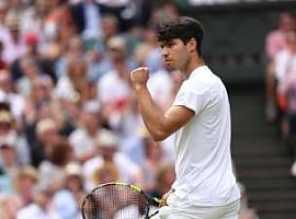 Carlos Alcaraz asombra al mundo y vence a Djokovic para coronarse en Wimbledon