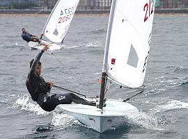 Fernando Alonso se corona tetracampeón de Asturias en ILCA 6 tras una épica batalla en la bahía de Gijón