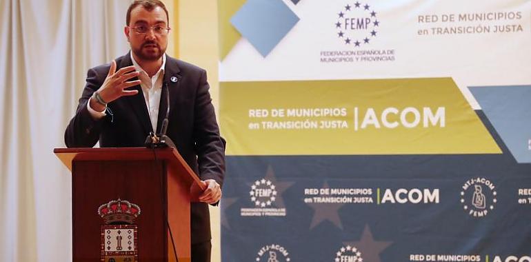 Barbón ensalza la "valentía, compromiso y convicción" de los líderes históricos de ACOM en una emotiva asamblea en Mieres