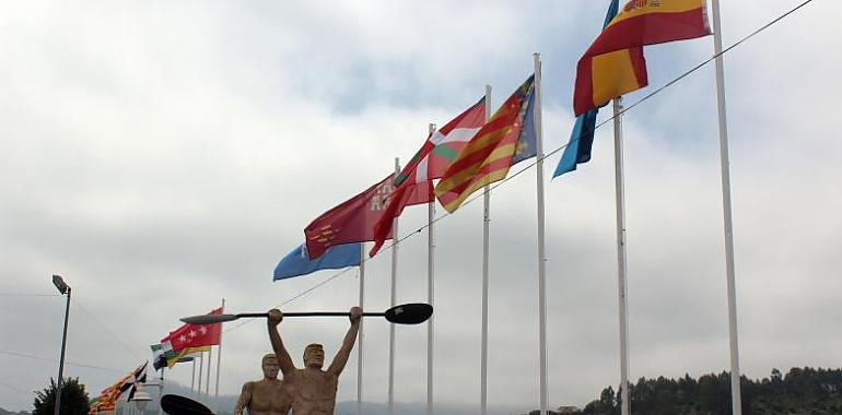 Comienza el 86º Descenso Internacional del Sella con el tradicional izado de banderas