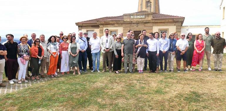 Avilés y San Agustín celebran sus 100 años de amistad en el faro de Avilés