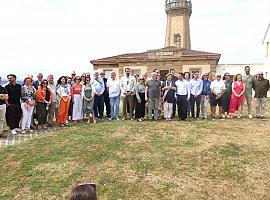 Avilés y San Agustín celebran sus 100 años de amistad en el faro de Avilés