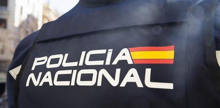 Heroica actuación en Oviedo: Dos agentes de la Policía Nacional salvan la vida de una mujer con un desfibrilador