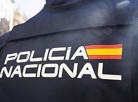 Heroica actuación en Oviedo: Dos agentes de la Policía Nacional salvan la vida de una mujer con un desfibrilador