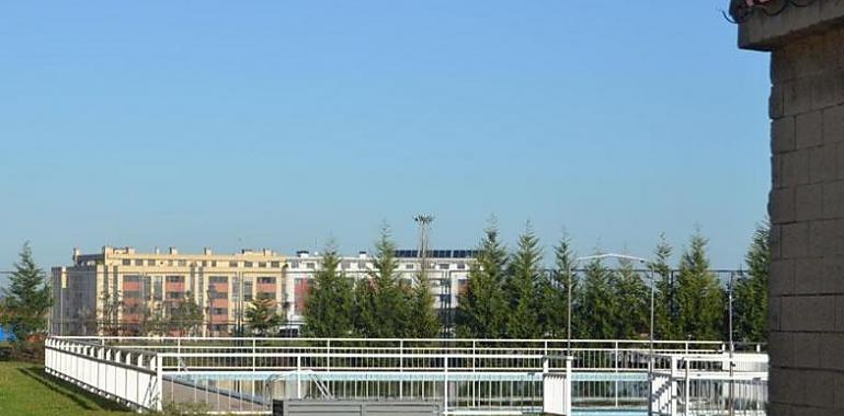 Cierre temporal de la piscina municipal La Moxina en Oviedo tras sufrir actos vandálicos