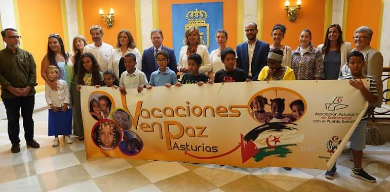 El Ayuntamiento de Oviedo celebra la recepción de los niños saharauis del programa Vacaciones en Paz