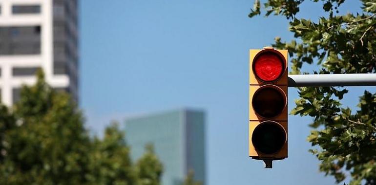 Gijón refuerza la seguridad vial en la calle Torcuato Fernández Miranda con nuevos semáforos