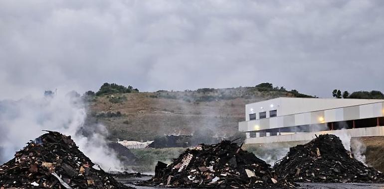 Extinguido el incendio en Cogersa tras una intensa labor de los bomberos de Gijón y Asturias