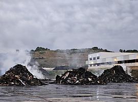 Extinguido el incendio en Cogersa tras una intensa labor de los bomberos de Gijón y Asturias