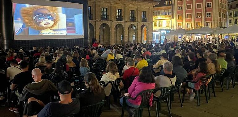 Éxito rotundo en las proyecciones de cine de verano en la Plaza de España de Avilés durante las fiestas de San Agustín