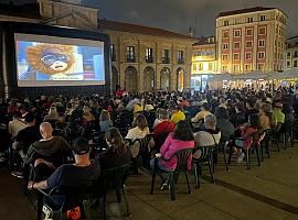 Éxito rotundo en las proyecciones de cine de verano en la Plaza de España de Avilés durante las fiestas de San Agustín