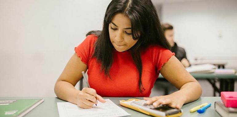 Gijón impulsa la empleabilidad con formación en competencias clave: 38 participantes se examinan en lengua y matemáticas