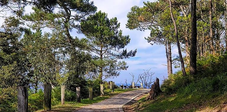 Gijón revitaliza la senda del Cervigón con la restauración de sus históricas marcas náuticas