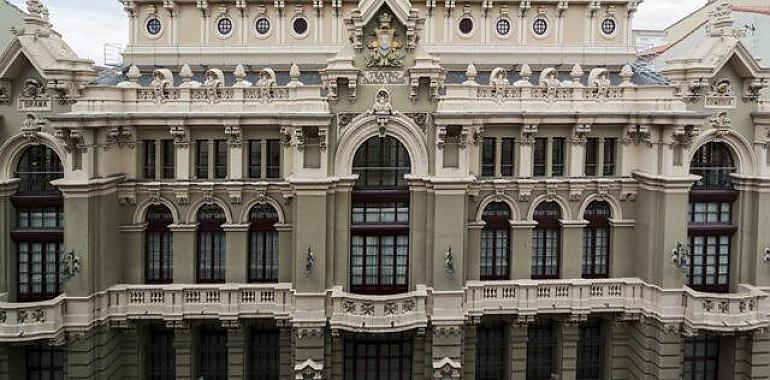 El Teatro Palacio Valdés refuerza la seguridad de su tejado con una nueva línea de vida