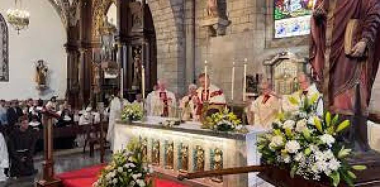 Las Fiestas de San Agustín en Avilés cierran con una multitudinaria despedida y un evento histórico con la presencia del cardenal Fernández Artime