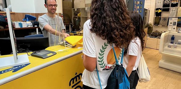 Correos entrega bolsas recicladas a peregrinos en Oviedo para mantener limpio el Camino Primitivo