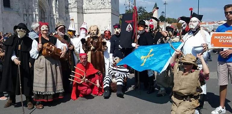 Los Mazcaritos dUviéu desfilan en Lisboa para celebrar San Mateo en el XVI Festival Internacional da Máscara Ibérica