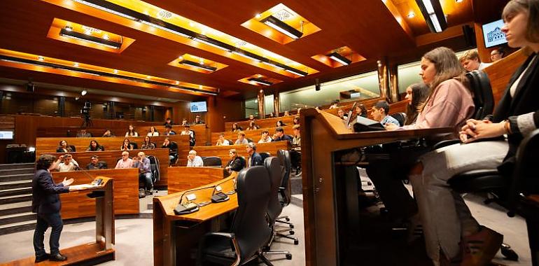 La Junta General se convierte en aula parlamentaria: 45 alumnos del Occidente de Asturias debaten sobre el futuro de la escuela rural en un pleno juvenil