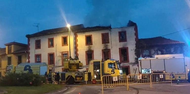 Controlado un incendio en una vivienda abandonada en Avilés tras colapsar la estructura