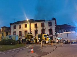 Controlado un incendio en una vivienda abandonada en Avilés tras colapsar la estructura