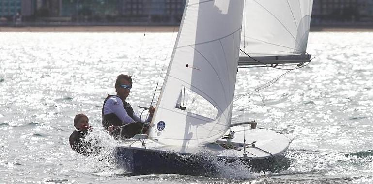 Francisco Silvela y Matilde Fernández brillan en el XX Trofeo de la Hispanidad de Vela Ligera en Gijón