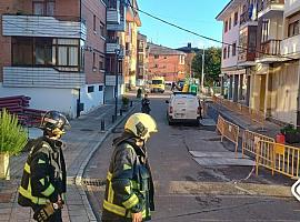  Desalojan a vecinos y controlan una peligrosa fuga de gas en Tineo: intervención relámpago de los bomberos evita el desastre