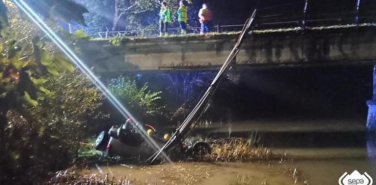 Impactante accidente en Parres: un hombre fallece al caer con su vehículo al río desde un puente en Ozanes