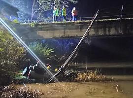 Impactante accidente en Parres: un hombre fallece al caer con su vehículo al río desde un puente en Ozanes