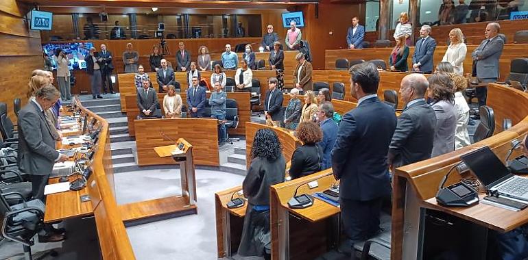 Asturias guarda un minuto de silencio en memoria de las 62 víctimas mortales por la DANA: solidaridad y homenajes se extienden por toda la región