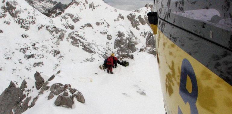 Restacados los dos compañeros del montañero muerto en Torreblanca, en Picos