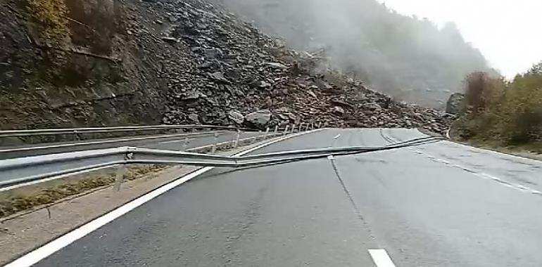 Desprendimiento masivo en la AP-66 interrumpe la principal conexión entre Asturias y la Meseta