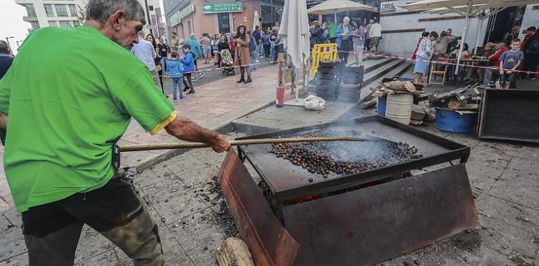 Gascona celebra su tradicional amagüestu con éxito rotundo: mil kilos de castañas y sidra dulce para todos