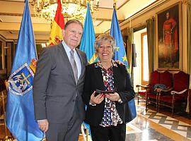 María Luisa Urbaneja, pionera del fútbol asturiano, recibe la Medalla de Bronce de Oviedo por su compromiso con el deporte y la igualdad