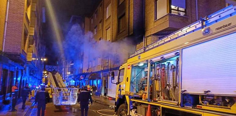 Incendio en el centro de Mieres deja siete heridos