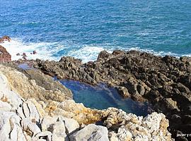 Rescate en Gozón: un hombre con hipotermia es evacuado en helicóptero desde las rocas de Moniello