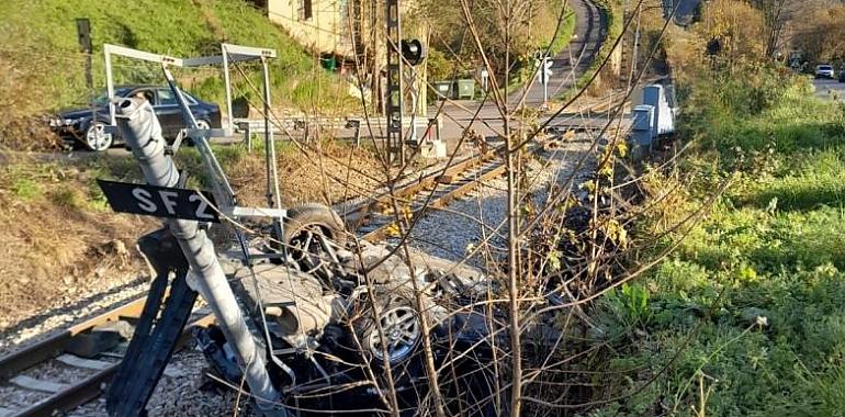 Tragedia en Langreo: Fallece un hombre de 75 años al ser arrollado su vehículo por un tren en un paso a nivel sin barreras